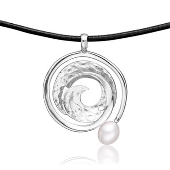 Smukt sølv vedhæng med perle og en læderkæde fra Blicher Fuglsang